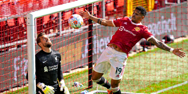 曼联球员卡塞米罗头球破门瞬间庆祝，利物浦门将望球兴叹